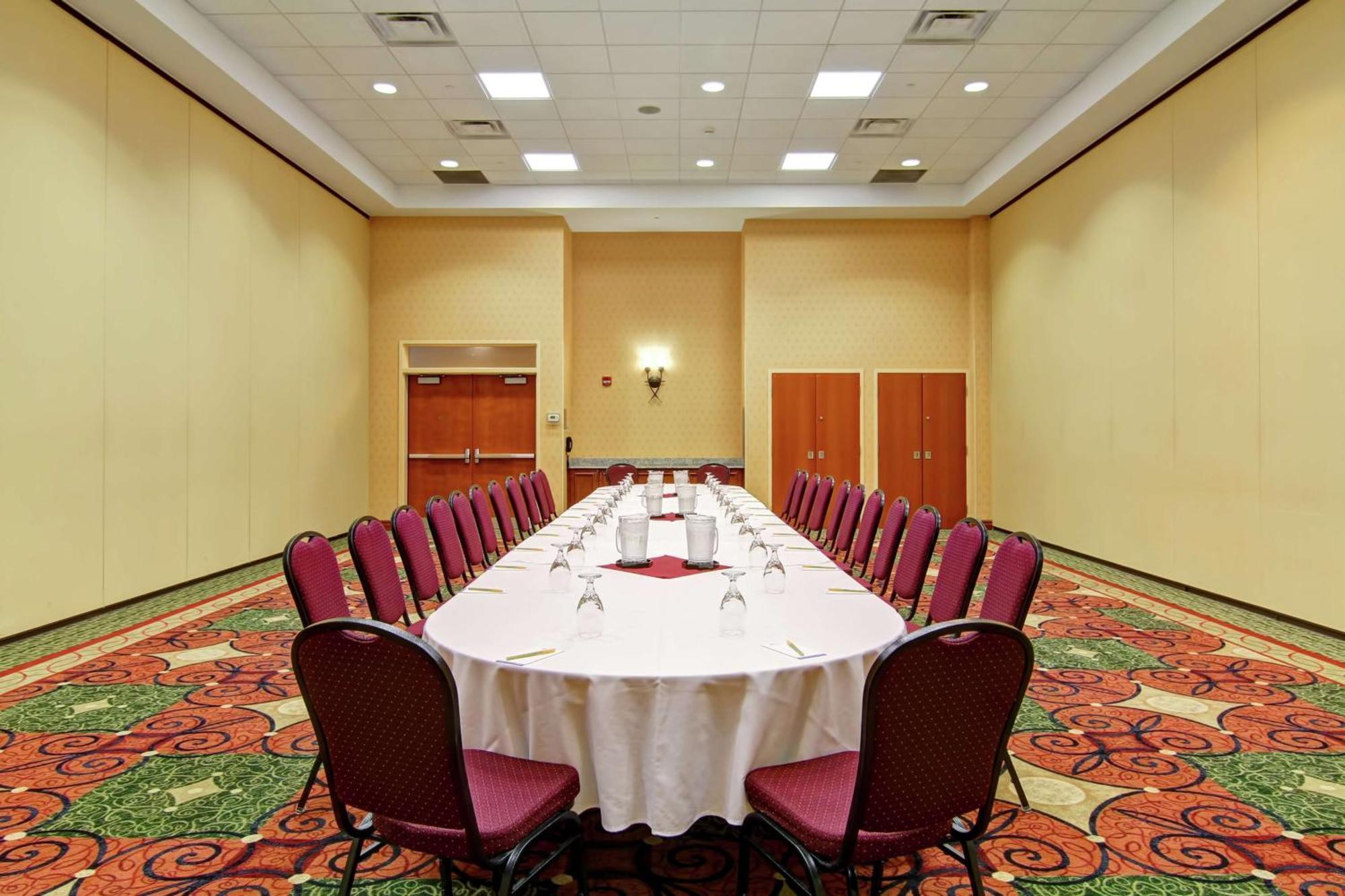 Hilton Garden Inn Ottawa Airport Экстерьер фото