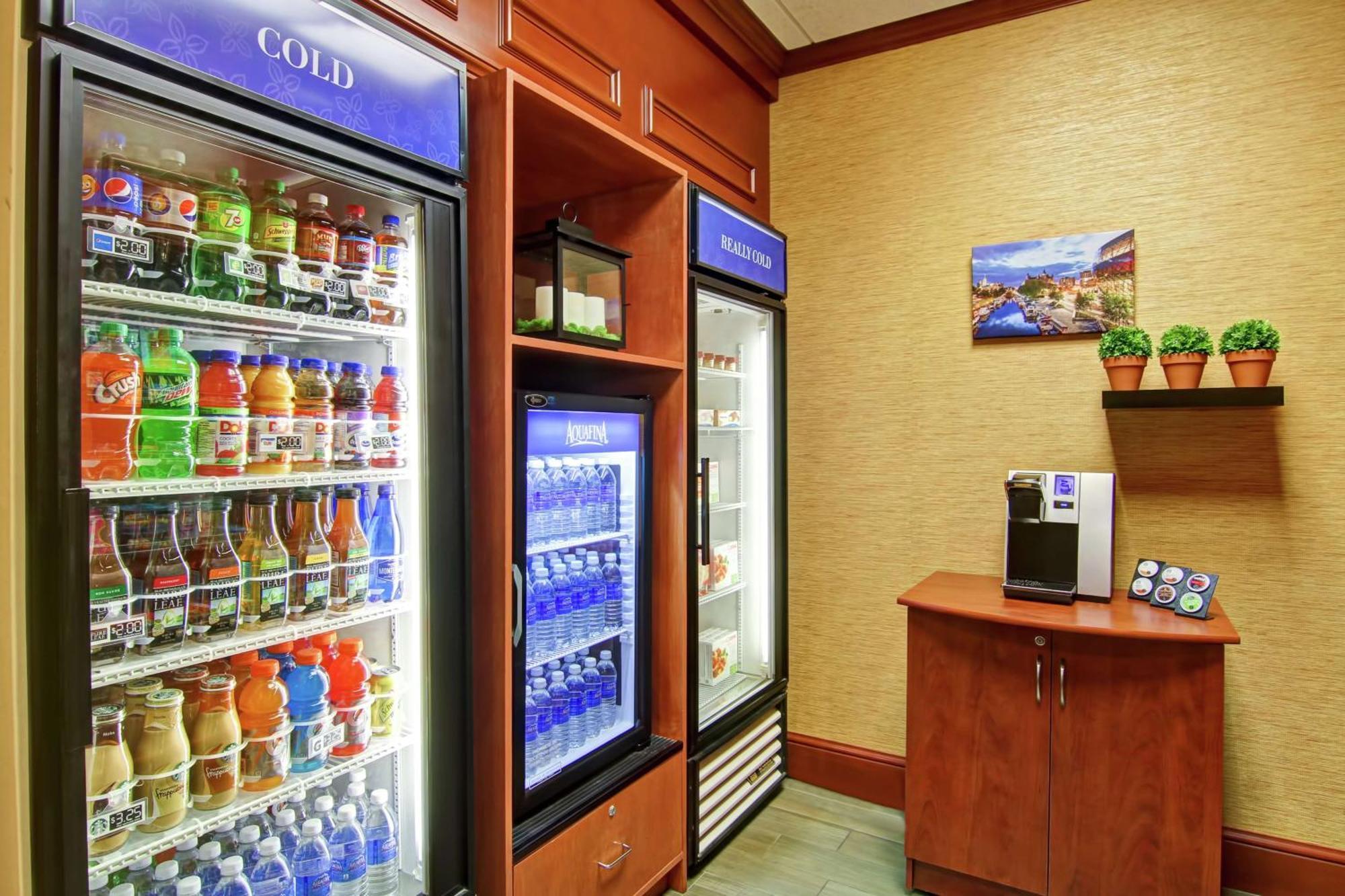 Hilton Garden Inn Ottawa Airport Экстерьер фото