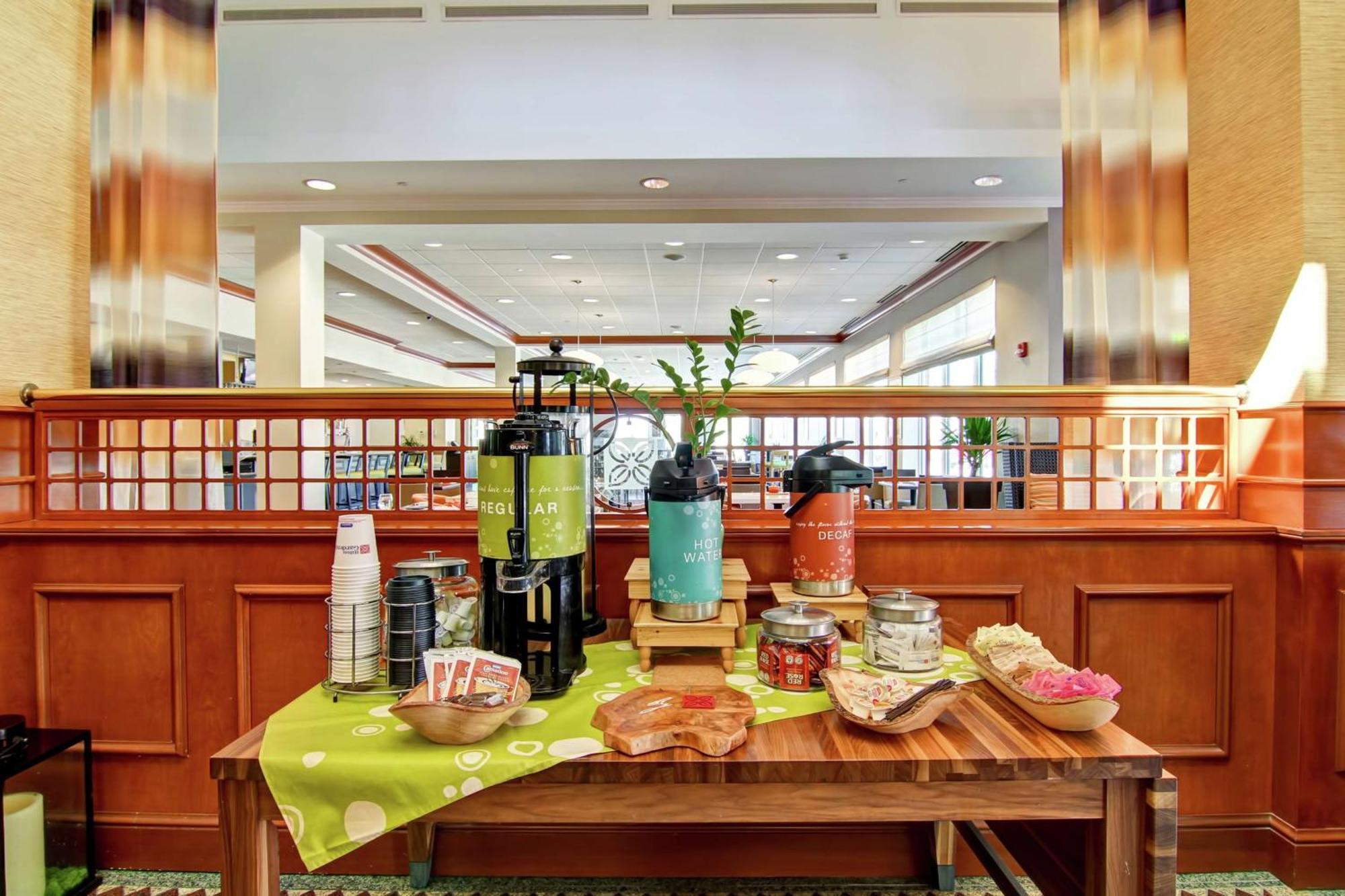 Hilton Garden Inn Ottawa Airport Экстерьер фото